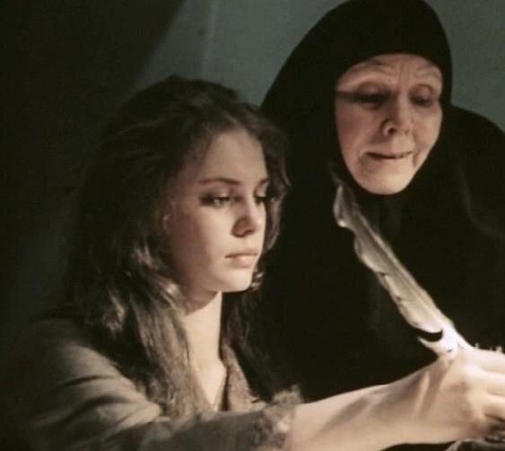 Кадр из к/ф "Гардемарины, вперед", героиню Ольги Машной склоняют к постригу, хотя девушка явно не хочет такой судьбы