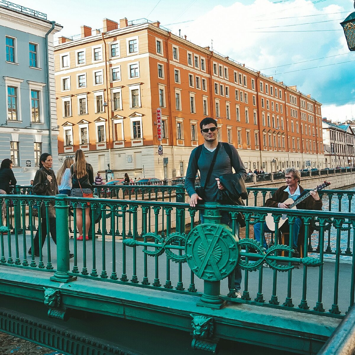 Гитарист играет на мосту