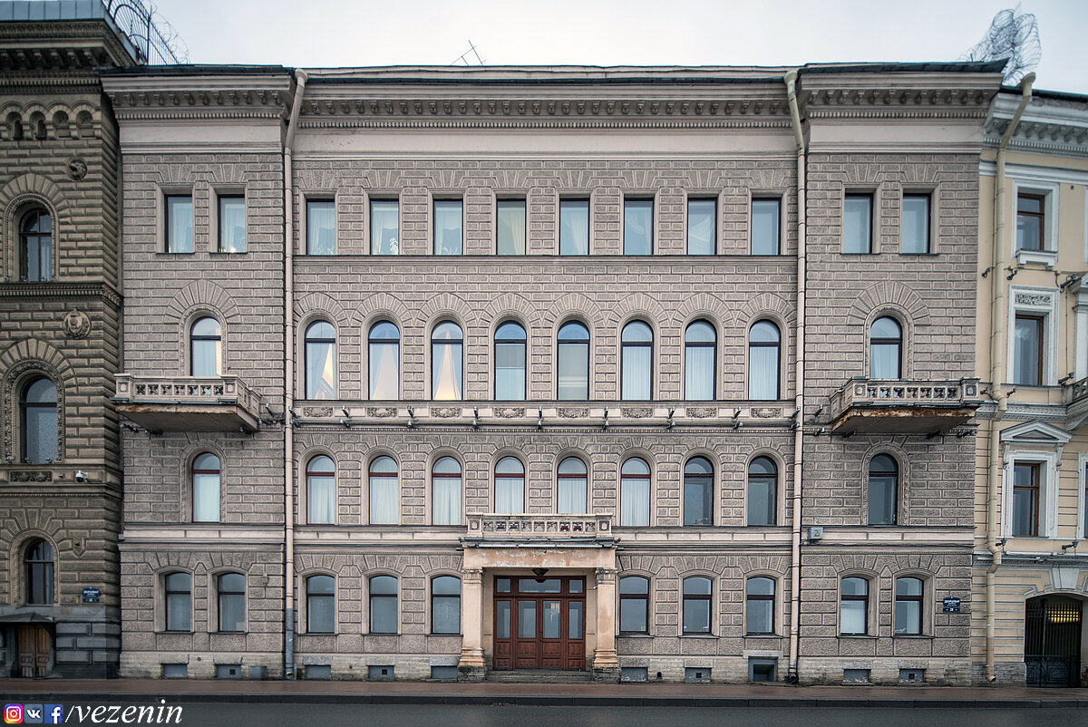 Это бывший запасный дом дворца третьего сына императора Александра Второго - великого князя Владимира Александровича. 