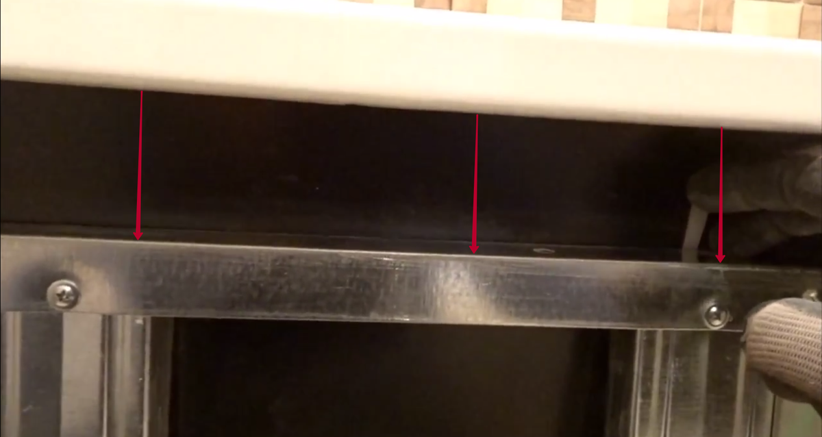 Каркас устанавливаем не под кромкой, а в месте касания с ванной