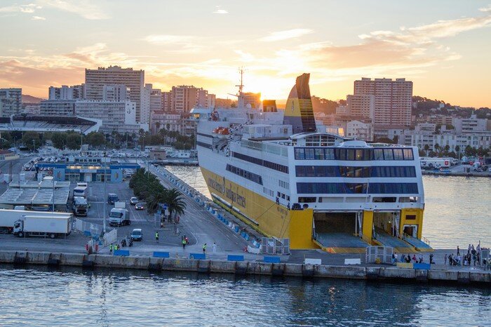 Вот так выглядит пароход, который курсирует между Тулоном и Корсикой.