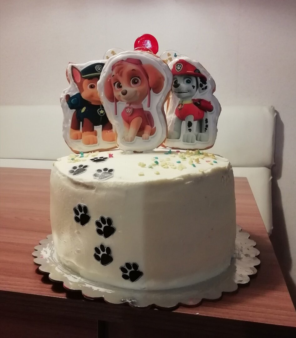 Торт с пряниками, начинкой из взбитых сливок с клубничным джемом и свежими фруктами (киви+банан )