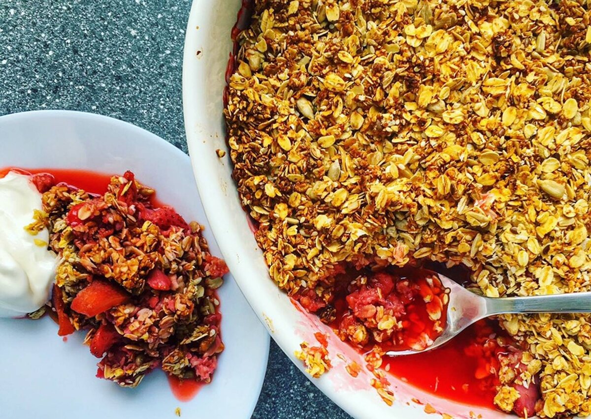 Крамбл с ягодами и яблоком