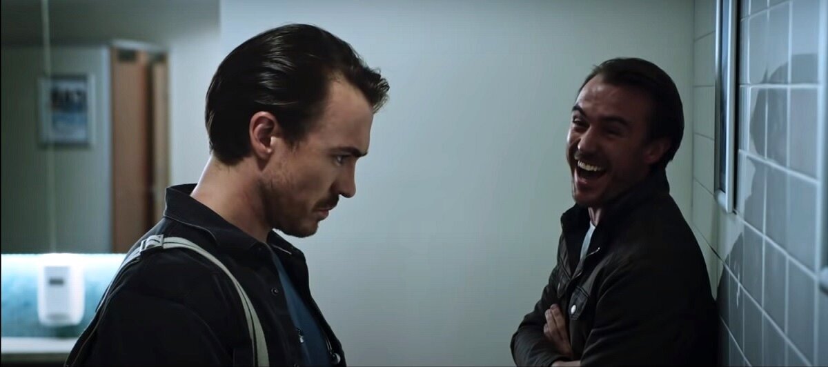 Тихо сам с собою... А, впрочем, кого стесняться? Иногда над самим собой и поржать не грех, чего уж там. 