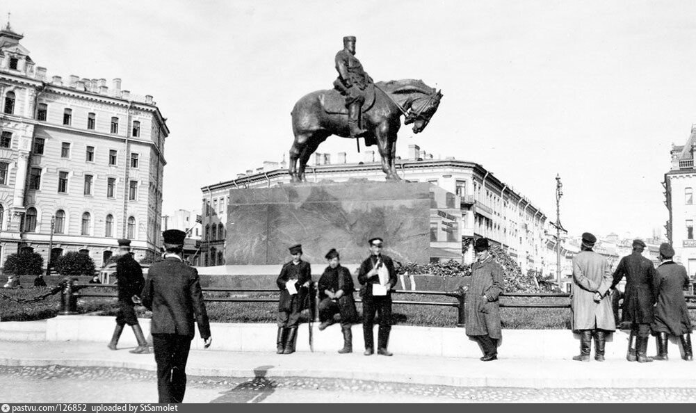 Восстание 3 санкт петербург. Памятник Александру 3 в Санкт-Петербурге на площади Восстания. Площадь Восстания памятник Александру III. Памятник Александру III на Знаменской.