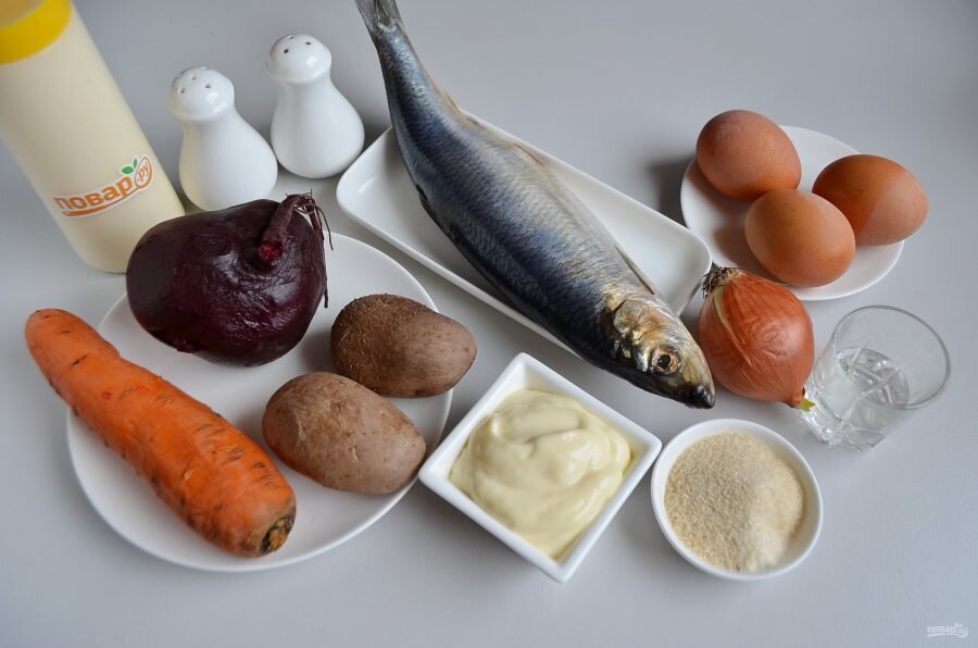 1. Подготовьте продукты. Количество майонеза я не указываю, возьмите столько, сколько вы обычно используете в шубу, но учитывайте, что не все слои перемазывать нужно. Отварите овощи, яйца, остудите и очистите.