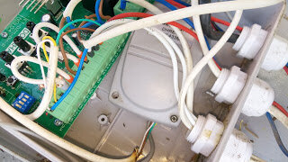 Схема подключения льдогенератора Scotsman mf-51
https://www.yumpu.com/en/document/view/26140480/mf-22-mf-30-mf-41-mf-51-mfe-61-scots-ice-australia
панель управления льдогенераторов Scotsman гранулированного льда моделей:
М-41 WS-E, МF-46 WS-E, AF200, МF-21А, MF41, MF30, МF-46 WS-E и др.
2-3 года назад, начали глючить панели управления.
Глюк один и тот же у всех "нет воды", но она в бункере есть.
Датчик воды - два стержня из нержавейки оба покрыты водой, блестят, как у кота яйца.
Удавалось сбросить глюк переводом в режим "ТЕСТ",
это когда плата запускает производство льда
на 3 - 4 минуты без участия аварийных датчиков,
путем замыкания контактов JP1.
После этого ледышка может проработать от 1ч до 24ч. для спокойной жизни поменять (купить) плату (FRIMONT S.P.A. 620456-02 PRO EL IND FRIF2A на микросхеме FRIF2 V2.1.), это выходит ещё на 2 - 3 года спокойной жизни.возможно прошит в микросхему счетчик ресурса работы ледышки.
Можно переделать и подключить все напрямую через пускатели с тепловой защитой. На вентилятор. Насос хладогена (мотор) и Ледоруб. Защита ледоруба реализована на магнитном датчике Холла А21Е 123 (L CONN HALL 2/3 LSENS). Компрессор MADE IN FRANCE 310523  вентилятор охлаждения ebmpapst M4Q045-EA01-01 230V-60Hz-0,62A 90/25W 1300r/min (230V-60Hz-0,55A 80/26W 1550r/min) Привод кольщика льда FRIMONT TIPO 794215-03-05 WATT 200 AMP 1,2 V220/240 Hz 50/60  MF10.
Заменить всю электронику можно на Блок управления холодильными машинами  IDPlus 974 RUS NTC 2 HP 230V BZ (IDP2EYB7R0001) Блок управления холодильными машинами, 2 входа (NTC/PTC/pt1000, датчики в комплекте - ставим в коллектор. t=3,2 блокировку настроить на 5 град.), 3 вых. (реле 3А) один запускает компрессор, другой привод камеры образования льда, через тепловое реле на 1А, и вентилятор охлаждения решетки радиатора. пит. ~220В. с подключением на вход блокировки от  САУ-М6 3-уровневый сигнализатор жидкости. Один уровень ставим на уровень в камере воды. Второй на микропереключатель, который вставляем в тубу образования льда.

Из-за выхода из строя WATER SEAL ASSIEME preistoppa 650402 00 (Сальник помпы SCOTSMAN 650402.00 Уплотнение SCOTSMAN 650402 00. 0.010кг Д1 30мм Д2 30мм Д3 15мм.) вода из стакана заливает редуктор. ЭД останавливается по перегрузке. Разбираем сверху вытаскиваем шнек. Чистим сальниковый узел, меняем роликовый подшипник на ближайший шариковый, собираем.

Льдогенератор ITV IQ400 повышенный шум в стакане льдообразования.  Вероятная причина износ подшипников Вала редуктора. Почистить систему подачи воды. Проверить работу поплавка. Проверить производительность.
За полчаса выдал 5,6 кг.  В сутки - 5,6 х 2 х 24=268,8 кг в сутки.
Так же может произойти обмораживание 3-х входных отверстий, в случае работы без воды. Оттаиваем в течении 2-хх часов. Вновь запускаем

Отказ в запуске ЭД привода льдогенератора- Замена пускового конденсатора 15мкф 450В 50Гц.



