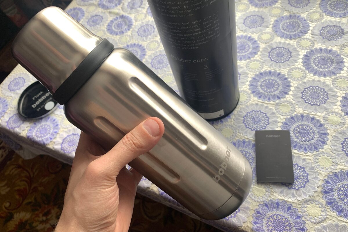 Термос сделан из нержавеющей стали. Держать удобно благодаря выемкам.