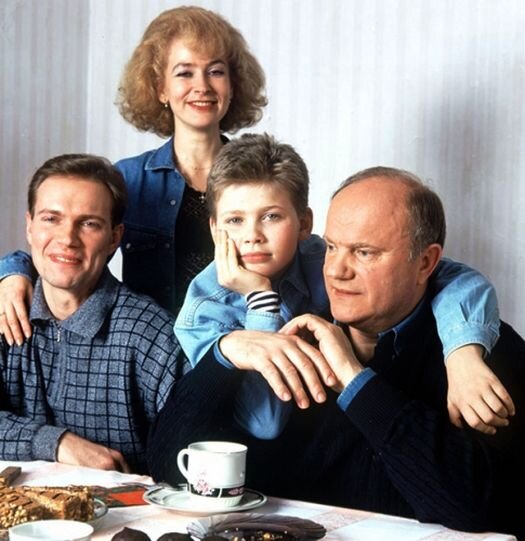 Г.А. Зюганов с сыном Андреем, невесткой Татьяной и внуком Леонидом.