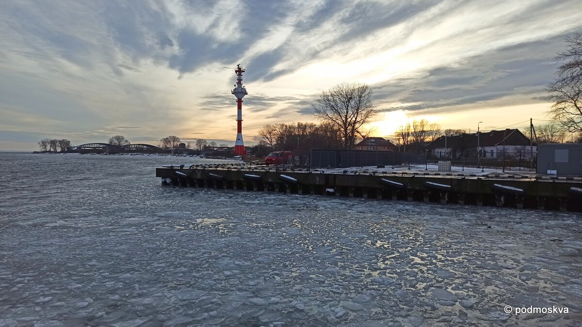 Старые авиационные ангары на косе (видны слева)