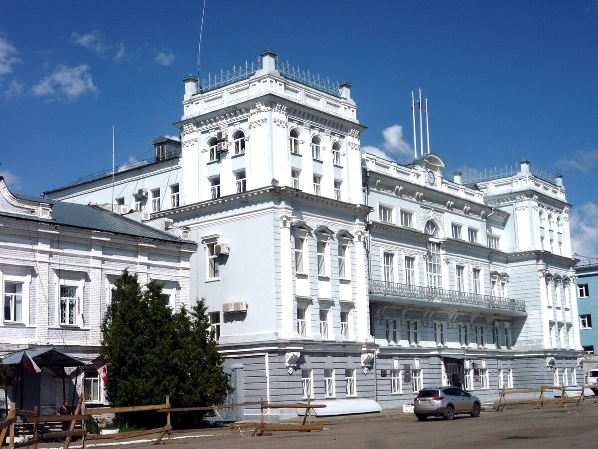 Здание Сарапульской Городской Думы. Бывшее здание Окружного суда (1873-1878; реконструкция 1909; окончательный вид (восстановление после пожара) 1927). Моя "деревня", из которой я родом. Фото автора