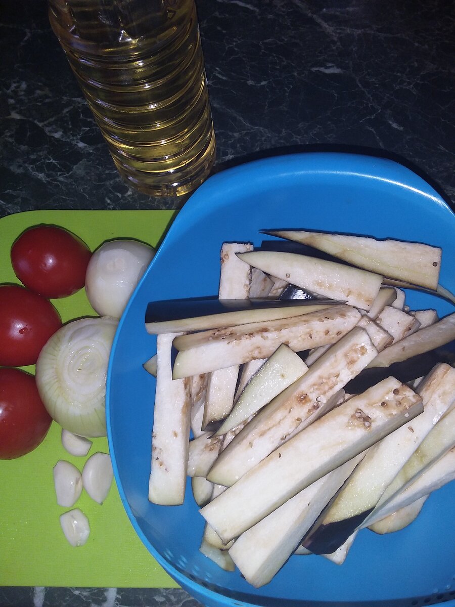 Баклажаны посыпать солью и оставить на минут 5