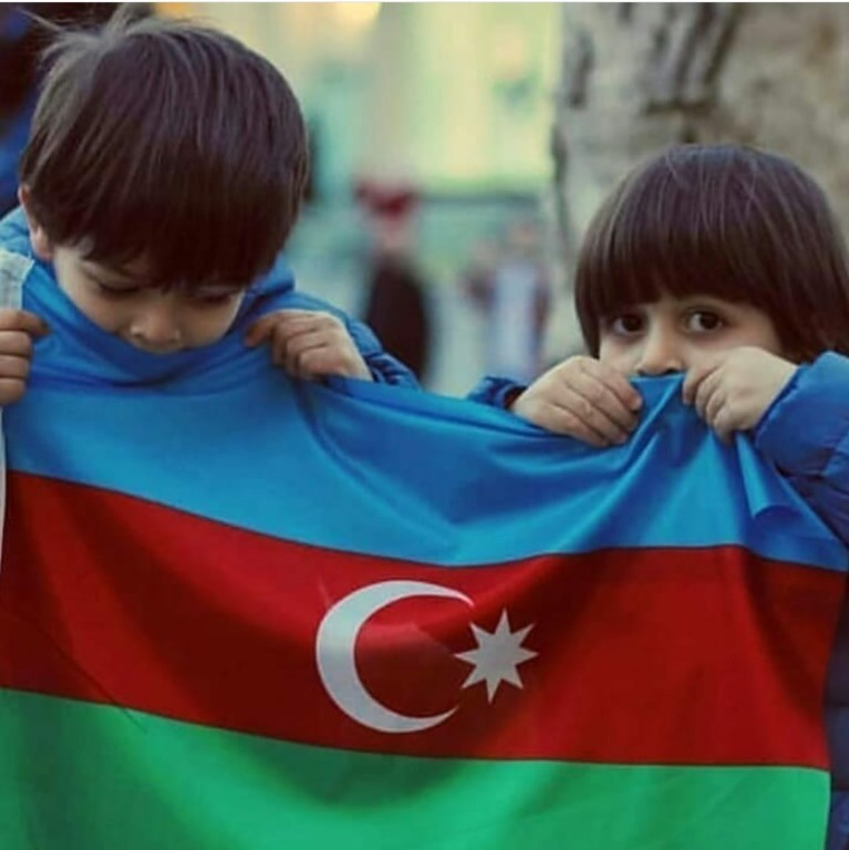 Азер большой. Флаг Азербайджана. Парень с флагом Азербайджана. Азербайджанцы флаг. Красивые азербайджанцы.