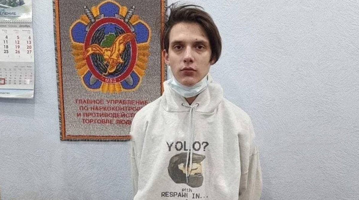 Оказалось, что артист хранил дома крупную партию запрещенных веществ — 2 килограмма гашиша. Об этом представителям правоохранительных органов сообщили из окружения исполнителя хита «Мокрые кроссовки» еще в начале января. Молодой человек якобы употреблял продукт вместе с друзьями. Задержание подозреваемого в преступлении состоялось 12-го, сейчас он находится под домашним арестом.