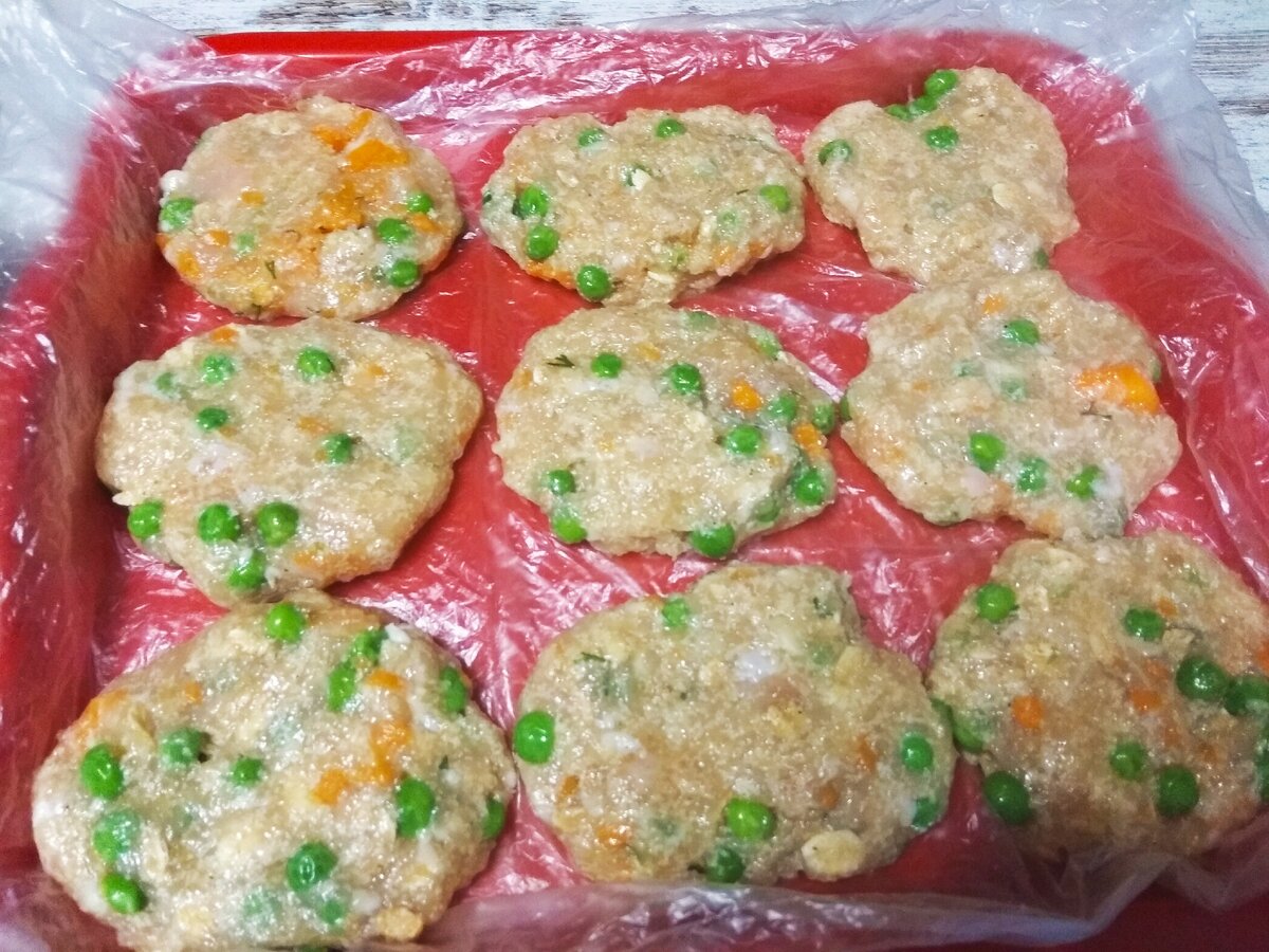 Очень вкусные и нежные котлетки получились, мясо курицы.  Листай галерею. 