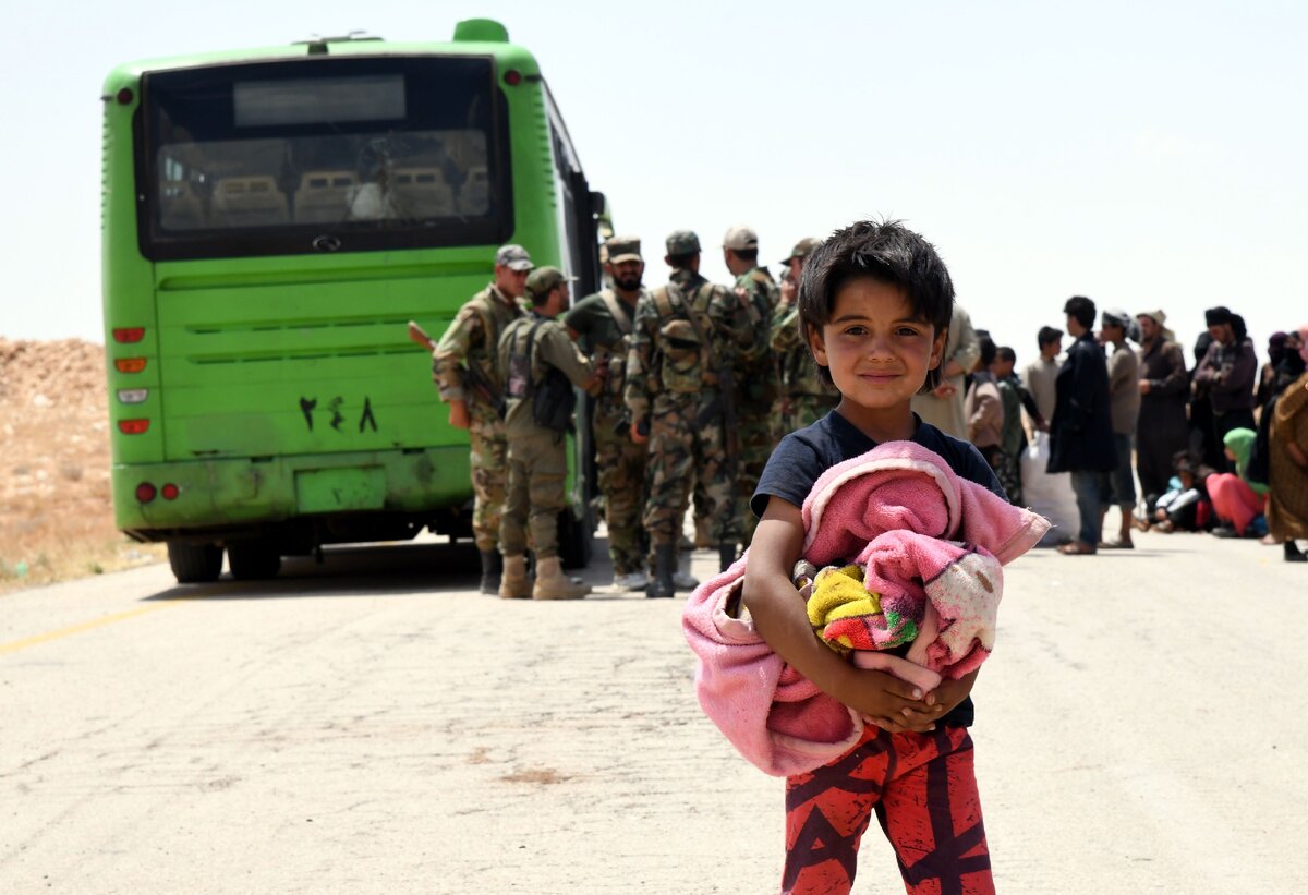 Беженцы из лагеря внутренне перемещённых лиц Эр-Рукбан на юго-востоке Сирии прибывают в сирийскую провинцию Хомс - Фото: ZUMA\TASS