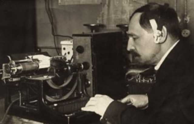 Борис Львович Розинг у "читающей" машины.