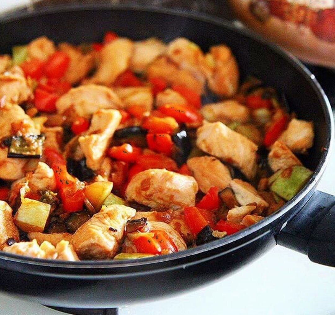 Кабачки баклажаны курица. Филе с баклажанами и кабачками. Баклажаны тушеные с куриной грудкой. Баклажаны с перцем с курицей. Курица тушеная с овощами.