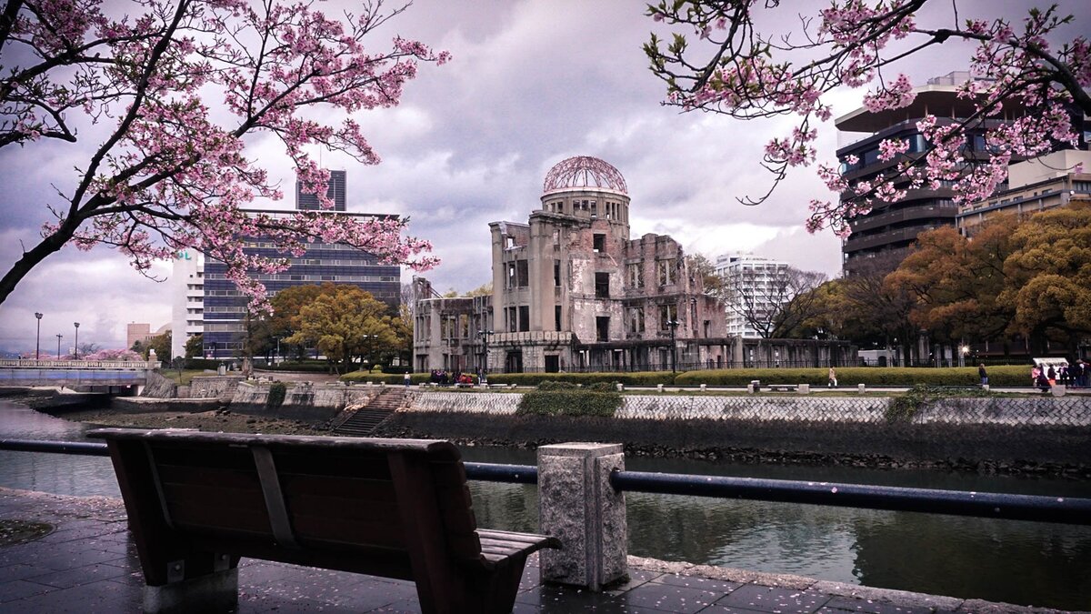 Хиросима сейчас. Полностью заново отстроенный город, с одним уцелевшим зданием.