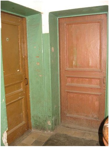 Советская входная дверь в квартиру. Старая дверь в квартиру. Деревянная дверь в подъезд. Старая дверь в квартиру в подъезде. Старая входная дверь в квартиру