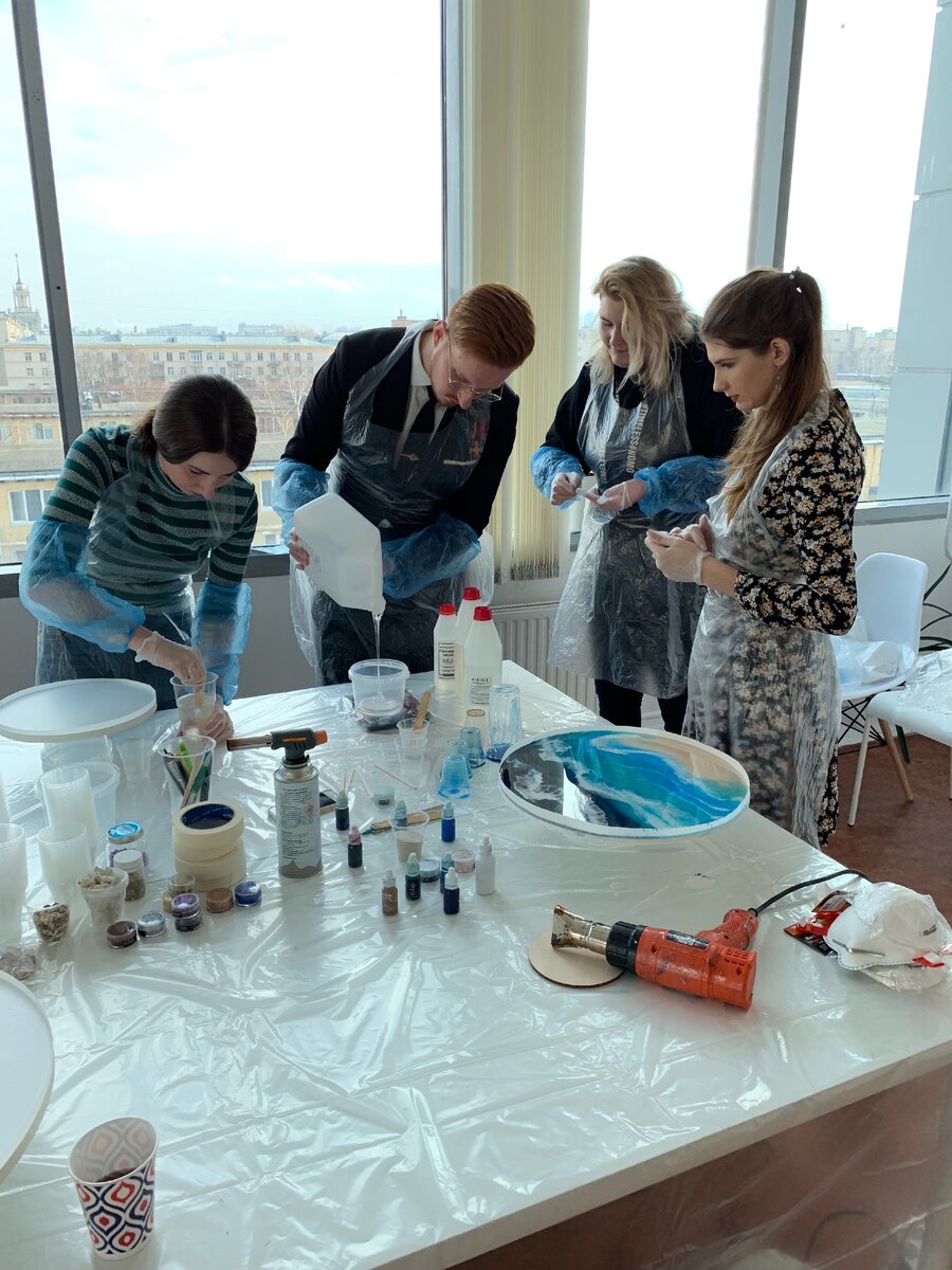 А теперь в маленьких группах быть центром внимания вообще не страшно