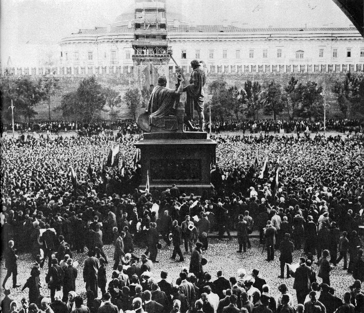 Манифестация у памятника Минину и Пожарскому