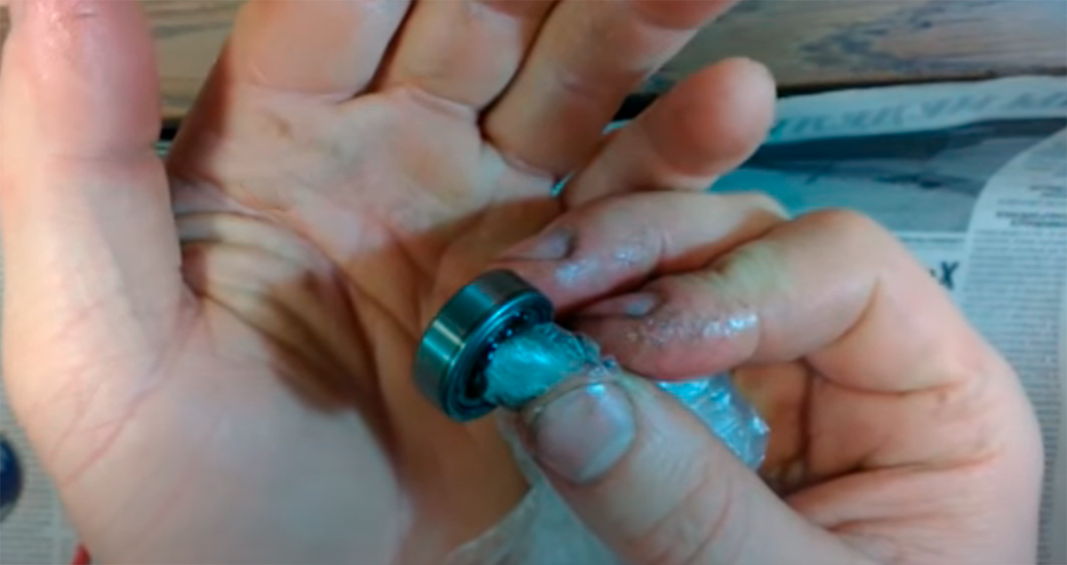 Смазывание закрытого подшипника с использованием полиэтиленового пакета