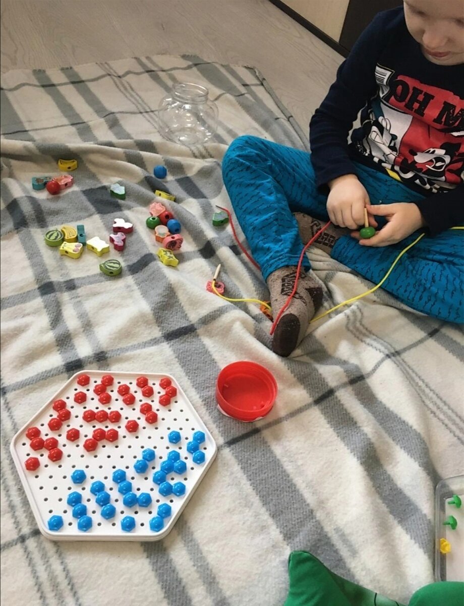 Упражнение "Надень бусины на веревочку" направлено на развитие моторики.