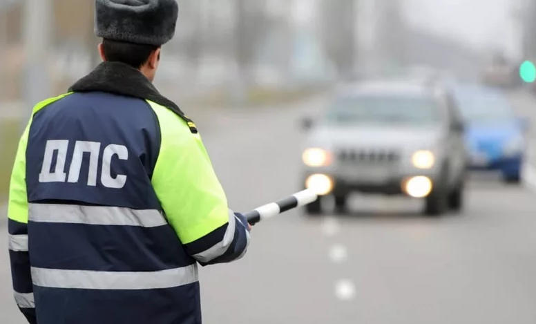 Имеет ли право инспектор ГИБДД останавливать машины не на посту ДПС?