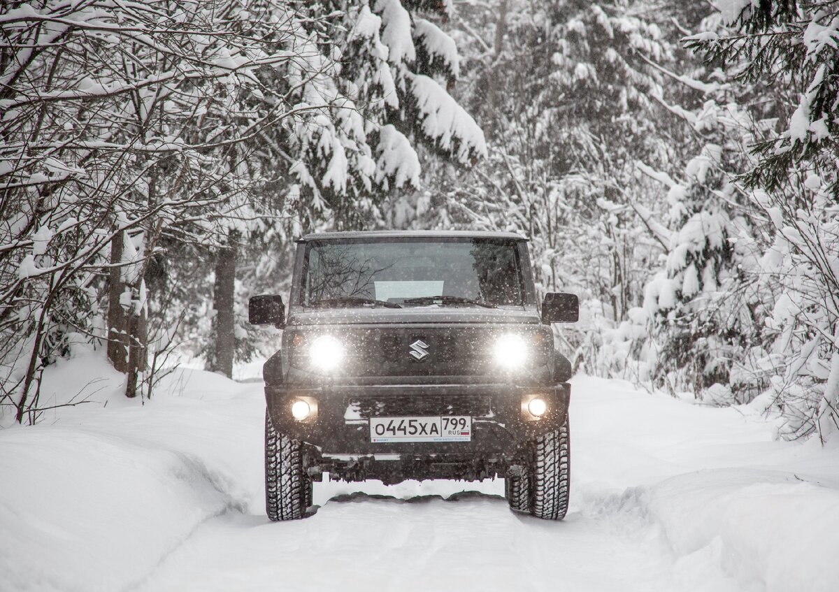"Гелик" - наиболее часто используется для сравнения с новым Jimny. Мол японец - "Гелик" для бедных. Хотя по факту прообразом "Джимника" является Suzuki Samurai