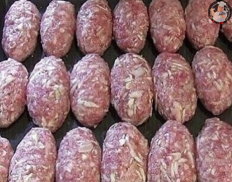 ИНГРЕДИЕНТЫ:
- 500 гр свежего фарша
- 300 гр капусты,
- 100 гр риса,
- 1 яйцо, соль, перец