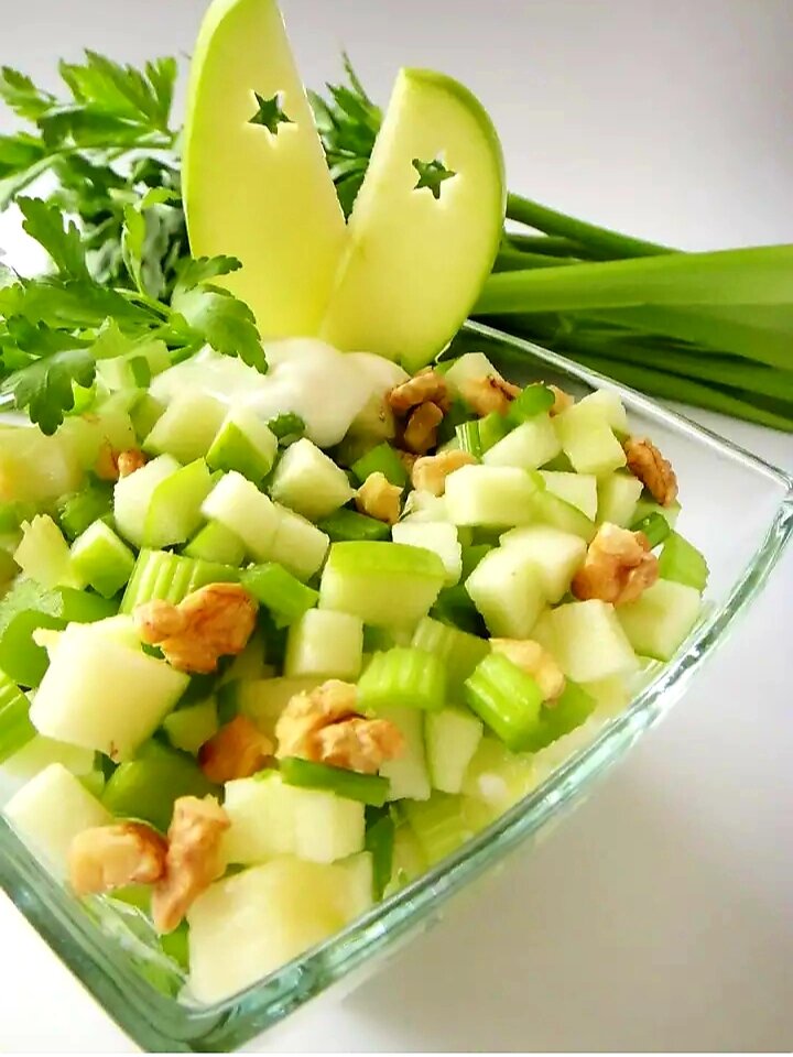Или вот так изощриться. Это вальдорфский салат. Никогда не делала, но по виду вкусно. Но нам не желудок услаждать, а худеть. Проще надо быть, проще. Фото из сети