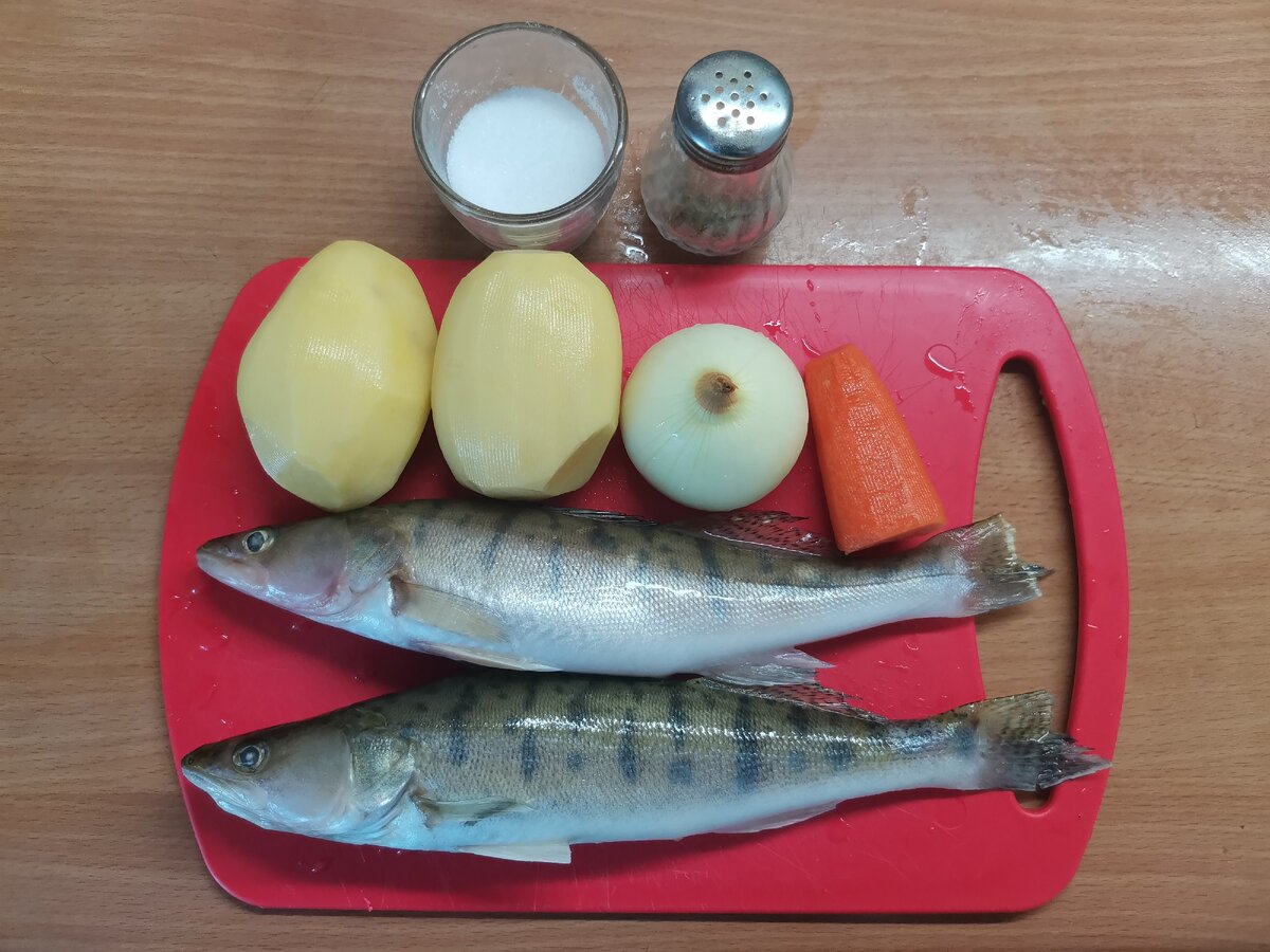 Все, что потребуется для приготовления ухи, за исключением специй.