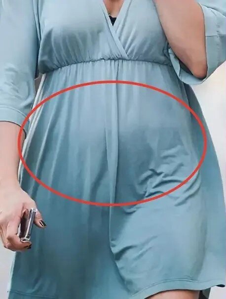 Как утверждал бывший начальник, я намеренно скрывала беременность, нося свободную одежду. Я действительно не носила обтягивающую одежду: я носила платья для беременных (Яндекс_Картинки_Скриншот экрана)