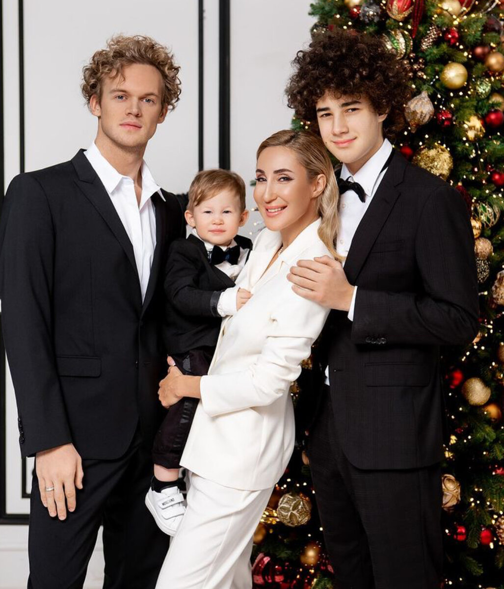 Виктория Демидова с бывшим мужем (слева) и 2 сыновьями. Фото: https://www.instagram.com/p/CJdJmetLkBg/?utm_medium=copy_link