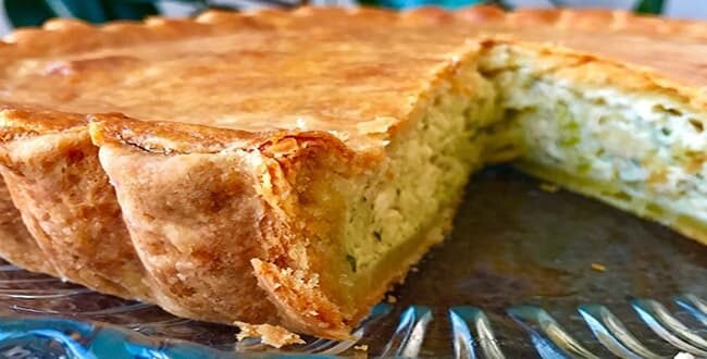 Никогда бы не подумала, что из лука получится настолько вкусный пирог, а в результате получился очень интересный пирог, который теперь готовлю регулярно.

