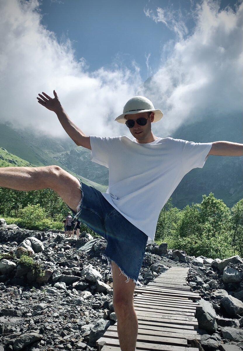 Это я иду большими шагами смотреть Осетию. А ниже — маршрут поездки