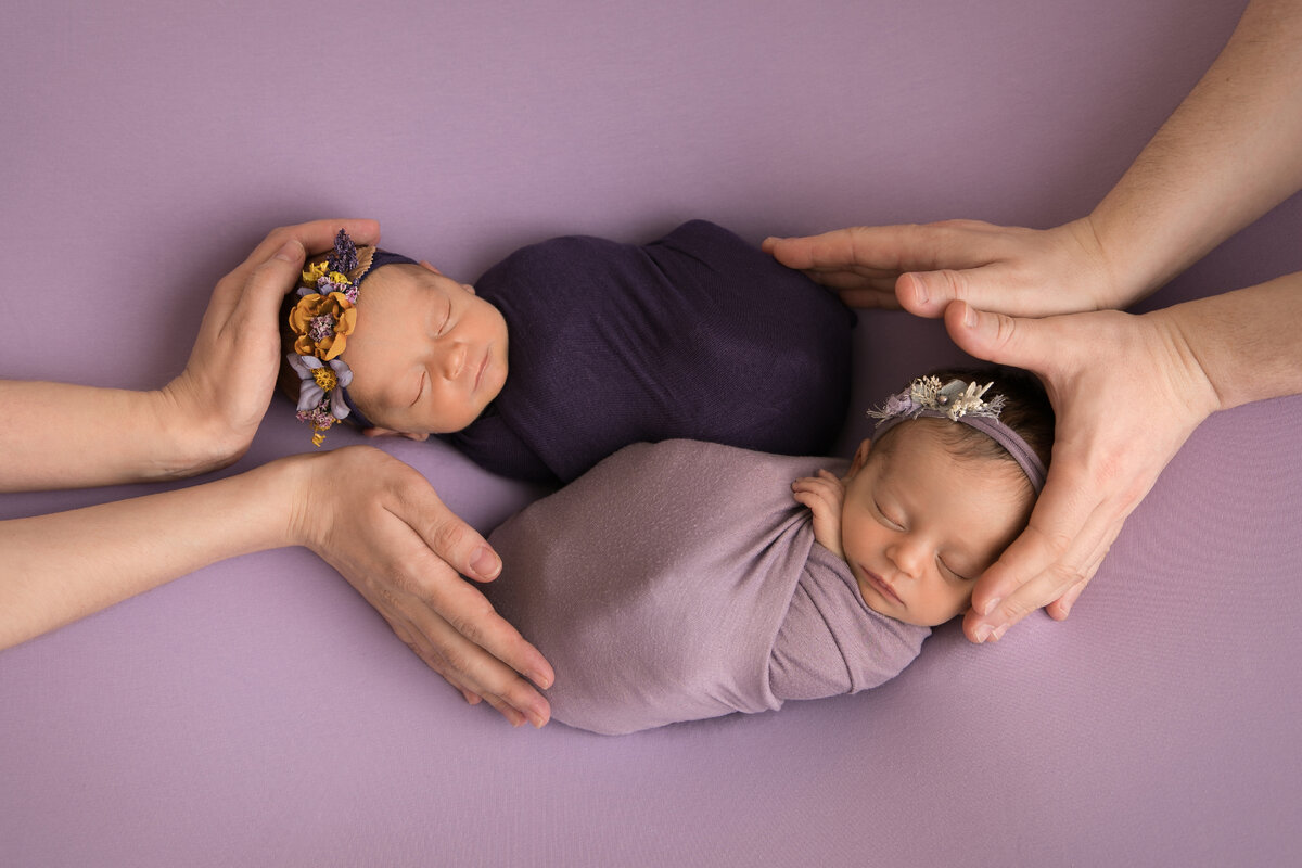 Двойняшки – это всегда двойная порция позитива и заботы! Уход за новорожденной двойней требует соблюдения ряда правил. Кормление детей должно осуществляться одновременно.