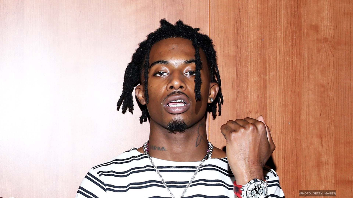 Rockstar playboi carti. Репер Karti. Красный фон с рэпером. Playboicarti лицо. Карти певец.