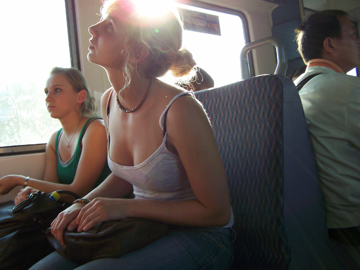 Красивые девушки в общественном транспорте