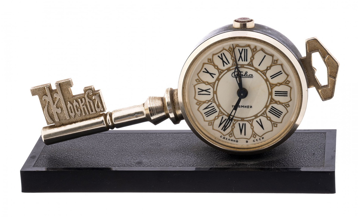 Источник фото: https://www.monetnik.ru/antikvariat/tehnika/chasy/nastolnye/chasy-nastolnye-moskva-s-31118