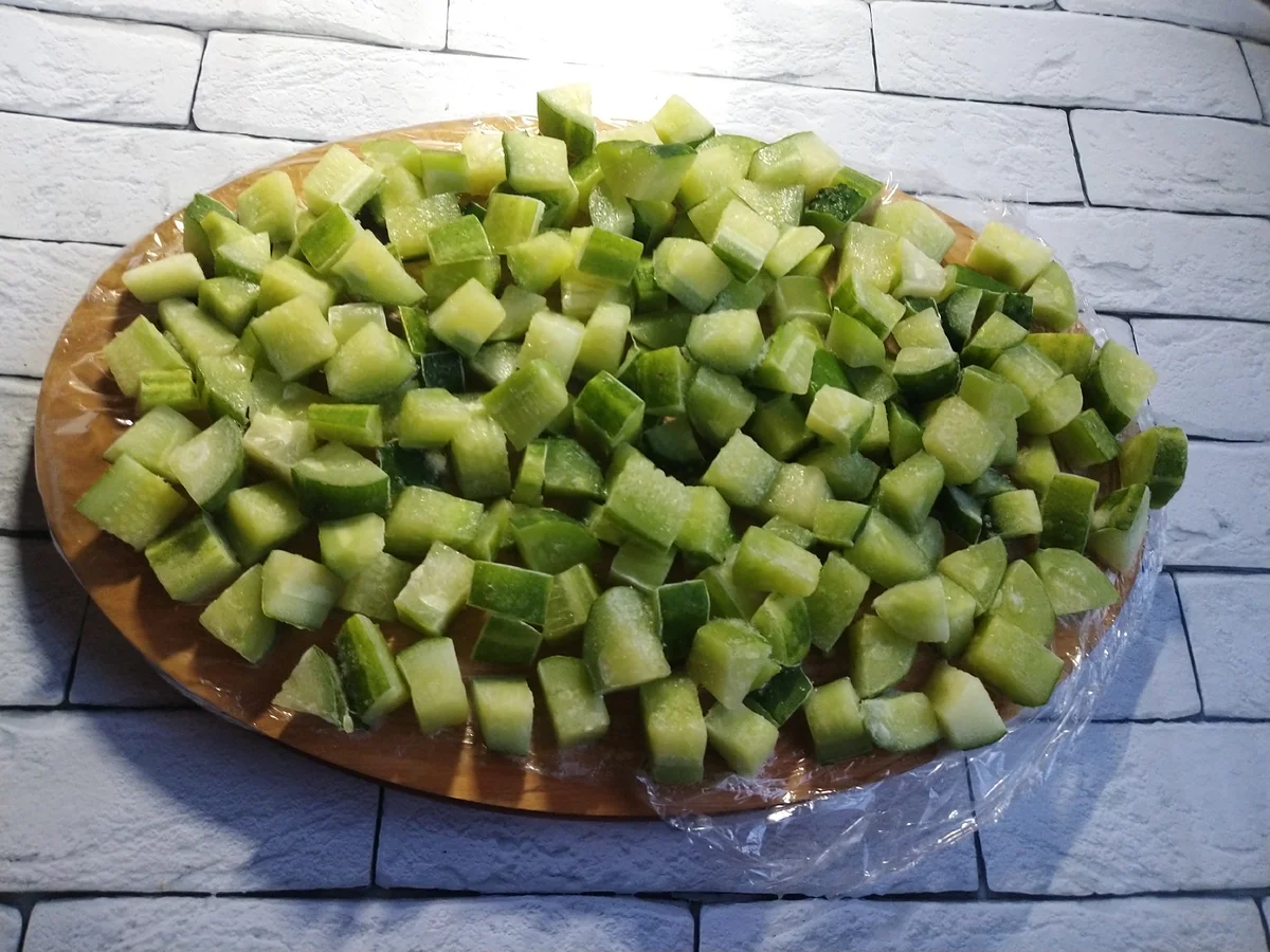 Свекровь объяснила, важно не только правильно заморозить огурцы на зиму, но и разморозить. "Летние" огурцы хороши зимой в салате