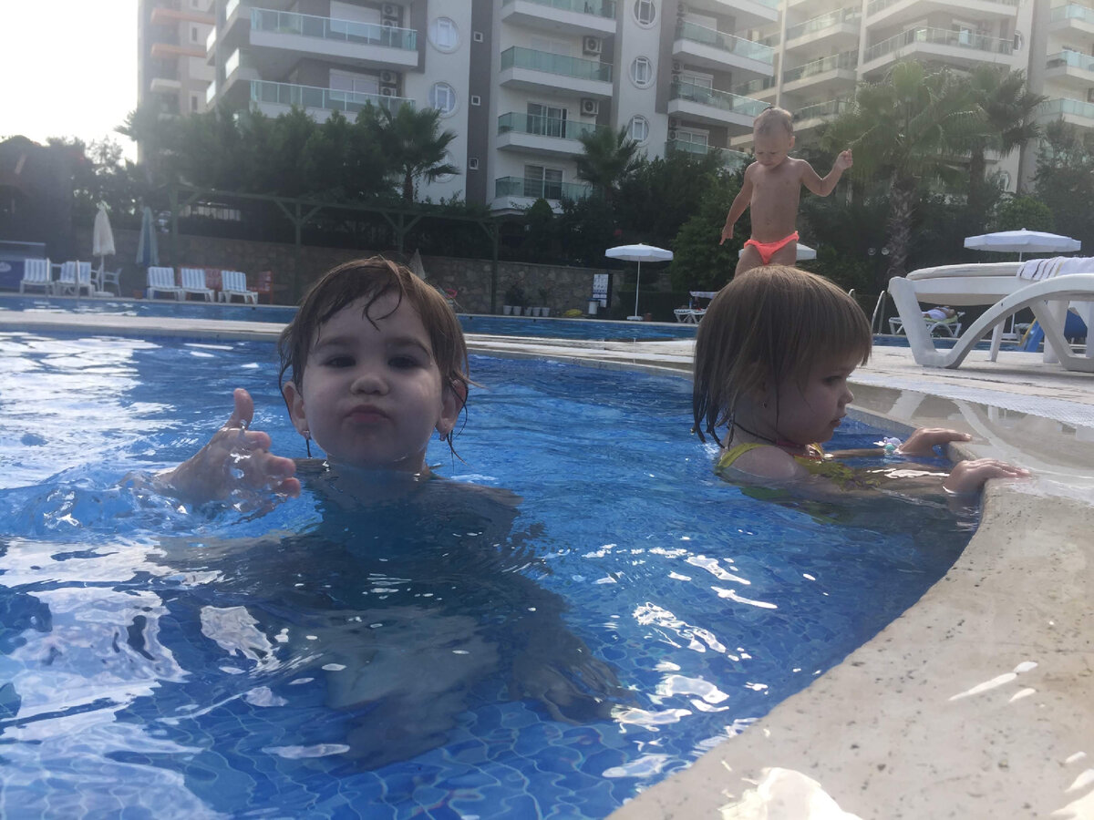 Бассейн на территории комплекса. Вечерний заплыв.