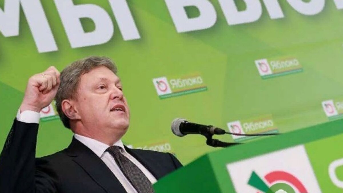 Партия "Яблоко" требует "прекратить вмешательство во внутренние дела Украины, Белоруссии и других постсоветских государств". 