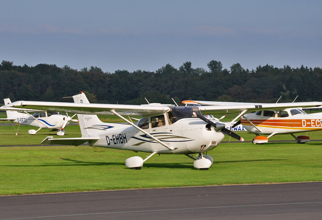 Полет 4 местный самолет. Цессна-172 Скайхок. Cessna 172 Skyhawk. Cessna c-172. Cessna 172 4-х местный.