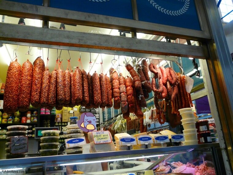 Фото аппетитного прилавка для обложки. Источник:  https://aliadventures.com/melbournes-queen-victoria-market-in-photos/ 