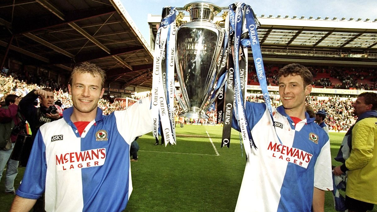 Игроки Блэкберна с празднуют победу в Английской Премьер-Лиге. 1995 год.