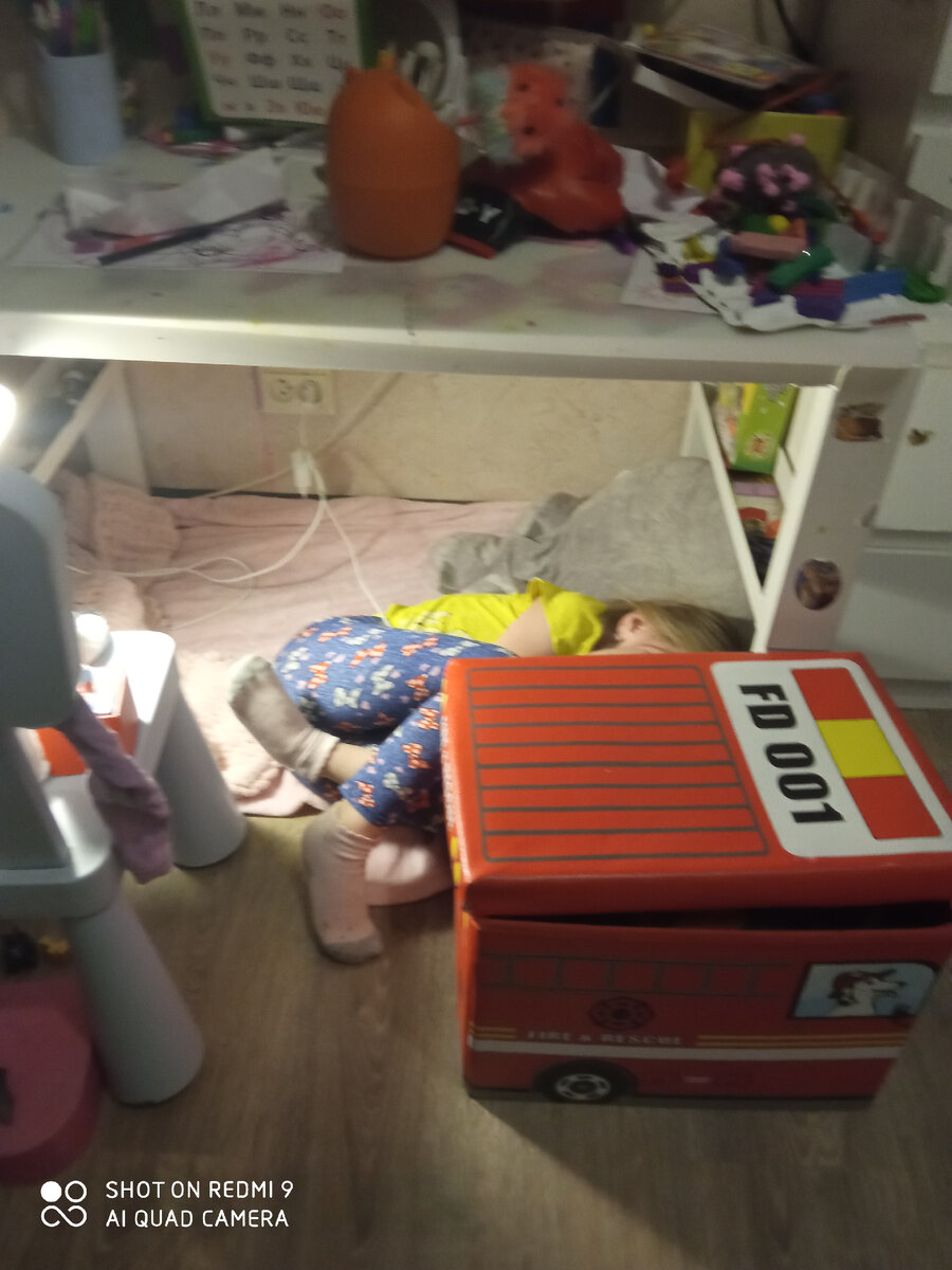 Младшая смотрит планшет в своём домике