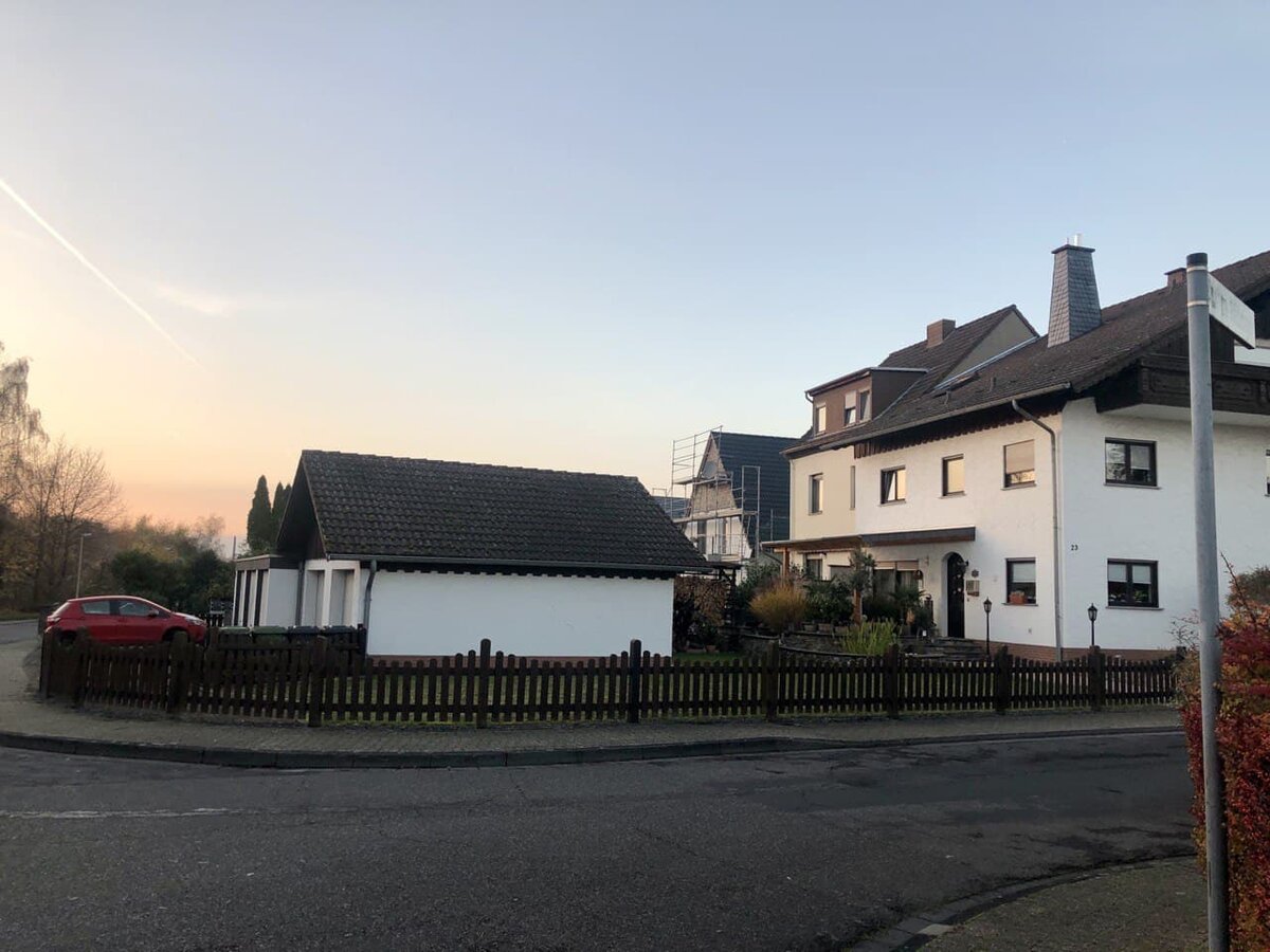 Очень красивые и ухоженные территории, никакой картошки и теплиц