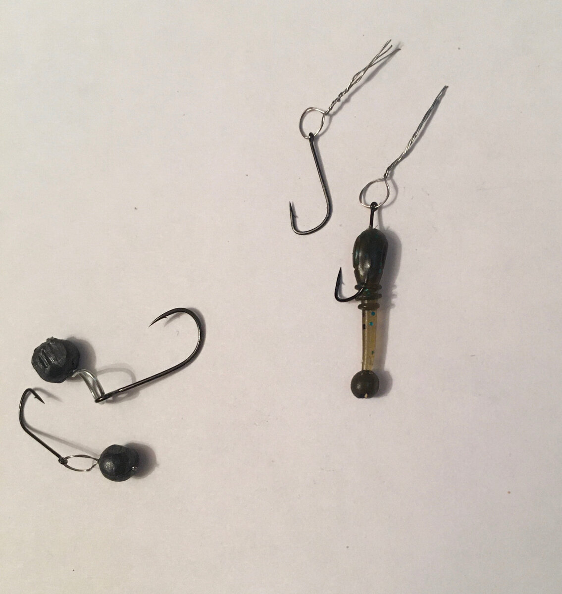 Создаем одноухую мормышку из двойной проволоки от водопроводного шланга (слева внизу готовый вариант, слева вверху пример оснастки из пружины)